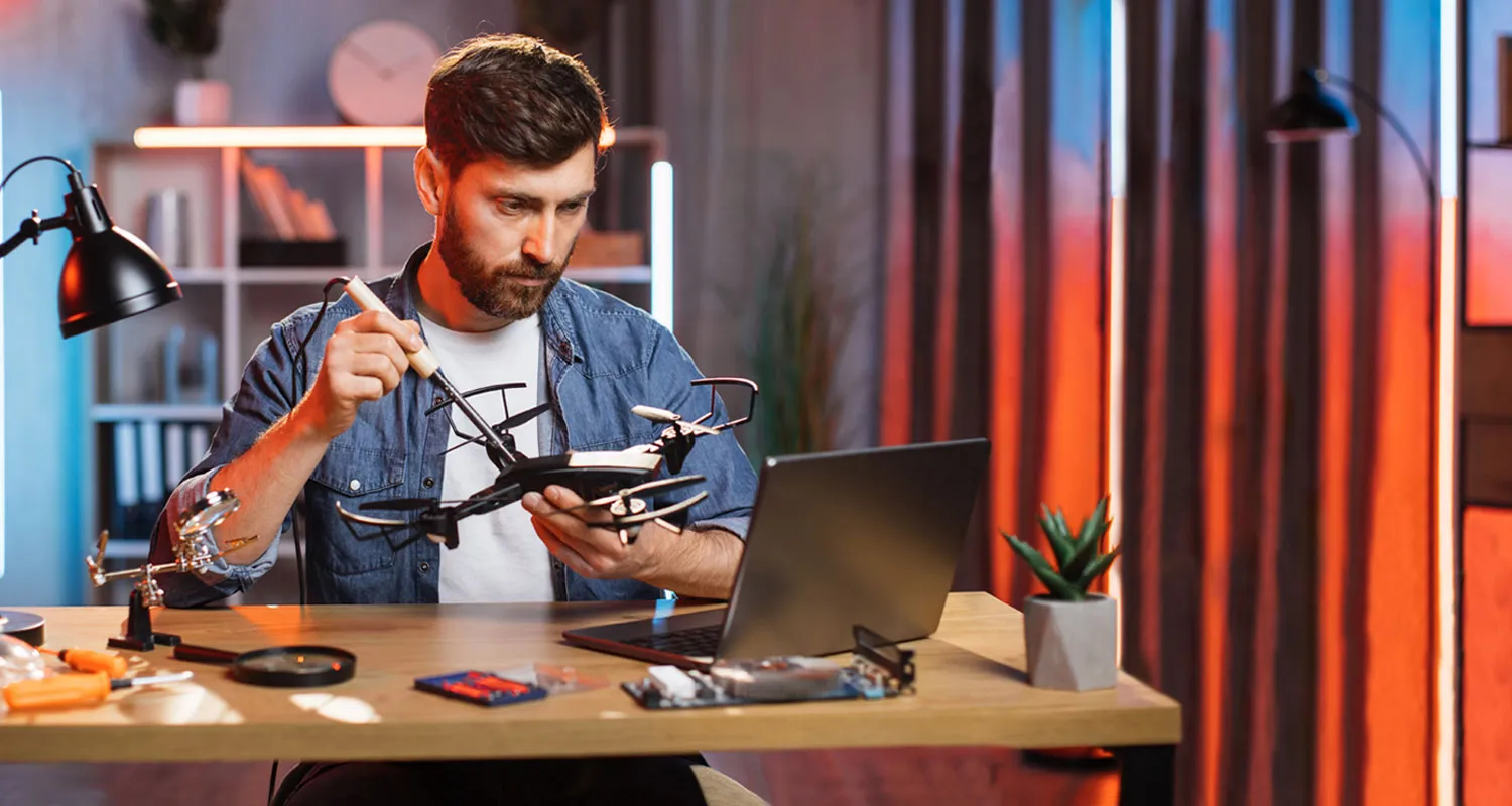 Специалист или механик по техническому обслуживанию беспилотников